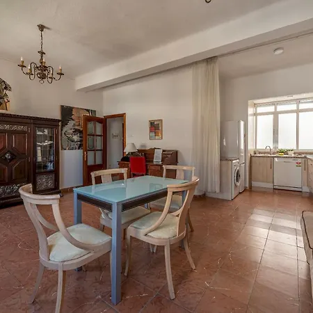 Wide And Traditional- 2bd 1bth- Gavidia Apartment *